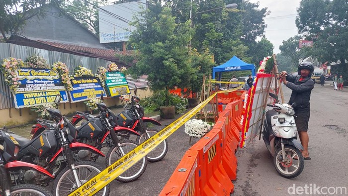 Karangan bunga di Polsek Astana Anyar.