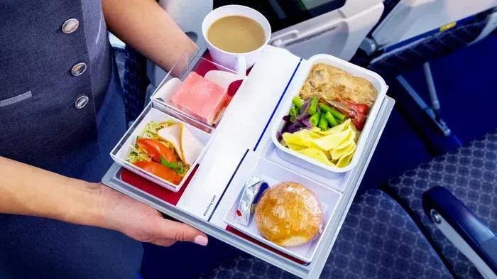 Karena Aturan Ini, Pilot Tak Boleh Makan Sembarangan di Pesawat
