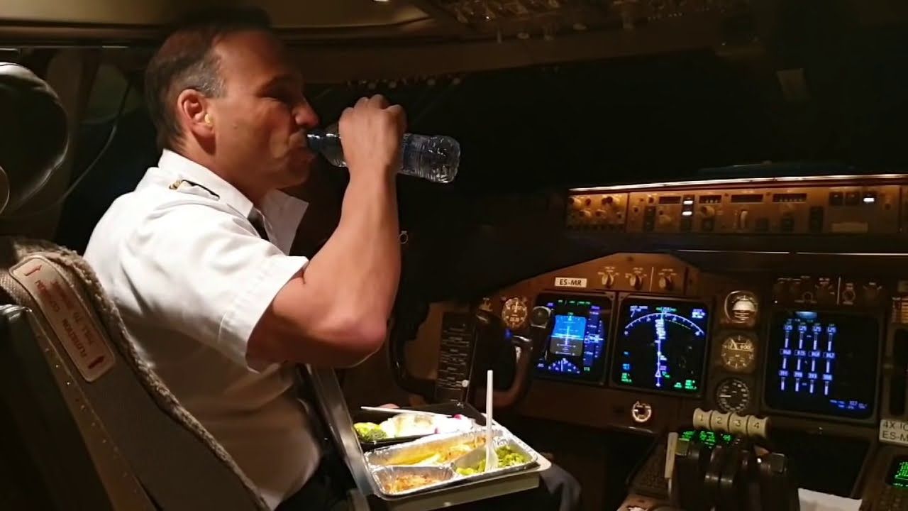 Karena Aturan Ini, Pilot Tak Boleh Makan Sembarangan di Pesawat