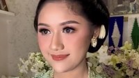 Erina Kenakan Busana Motif Nogosari hingga Wahyu Tumurun