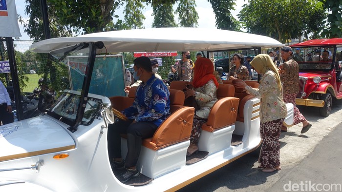 Kendaraan listrik UGM siaga antar tamu Erina calon istri Kaesang Pangarep, Jumat (9/12/2022).
