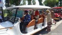 Menurut sopirnya, Singgih Setyo Budoyo, mobil listrik ini bisa jalan 70 kilometer sekali charge. Kecepatan maksimalnya 50 km/jam. Foto: Jauh Hari Wawan S/detikJateng 