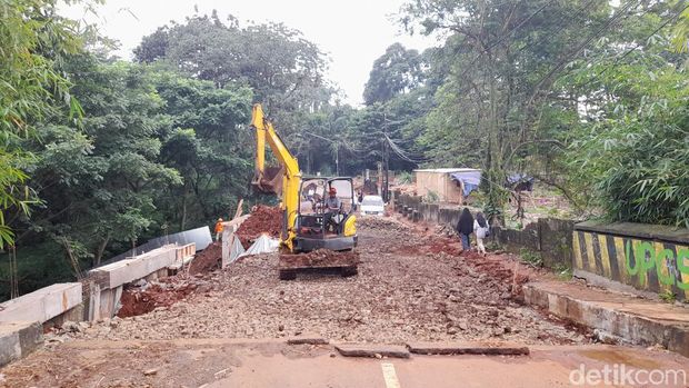 Kepala Dinas Pekerjaan Umum dan Perumahan Rakyat (PUPR) Kota Bogor Chusnul Rozaqi menyebut, Jl Darul Quran ditarget bisa dilintasi kendaraan akhir bulan ini. (M Sholihin/detikcom)