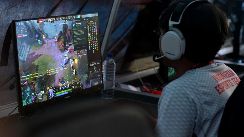 Atlet Esport Timnas Kazakhstan bertanding melawan Timnas Indonesia pada babak lower bracket cabang DOTA 2 dalam International Esports Federation (IESF) Bali 14th World Esports Championship 2022 di Nusa Dua, Badung, Bali, Kamis (8/12/2022).  Timnas DOTA 2 Indonesia berhasil melaju ke semifinal lower bracket setelah mengalahkan Timnas Kazakhstan dengan skor 2-0. ANTARA FOTO/Fikri Yusuf/hp.
