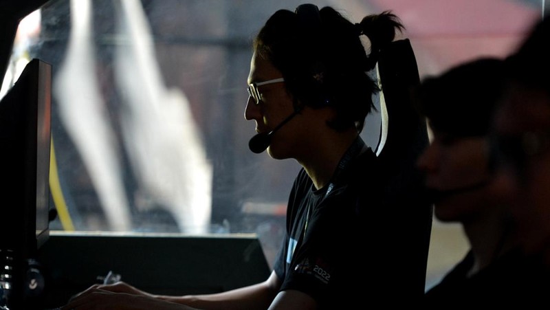 Atlet Esport Timnas Kazakhstan bertanding melawan Timnas Indonesia pada babak lower bracket cabang DOTA 2 dalam International Esports Federation (IESF) Bali 14th World Esports Championship 2022 di Nusa Dua, Badung, Bali, Kamis (8/12/2022).  Timnas DOTA 2 Indonesia berhasil melaju ke semifinal lower bracket setelah mengalahkan Timnas Kazakhstan dengan skor 2-0. ANTARA FOTO/Fikri Yusuf/hp.