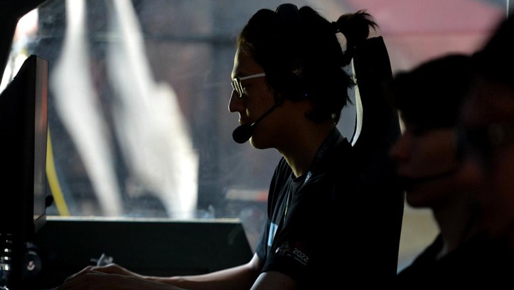 Keren! Timnas Dota 2 Indonesia Tumbangkan Kazakhstan Atlet Esport Timnas Kazakhstan bertanding melawan Timnas Indonesia pada babak lower bracket cabang DOTA 2 dalam International Esports Federation (IESF) Bali 14th World Esports Championship 2022 di Nusa Dua, Badung, Bali, Kamis (8/12/2022). Timnas DOTA 2 Indonesia berhasil melaju ke semifinal lower bracket setelah mengalahkan Timnas Kazakhstan dengan skor 2-0. ANTARA FOTO/Fikri Yusuf/hp.