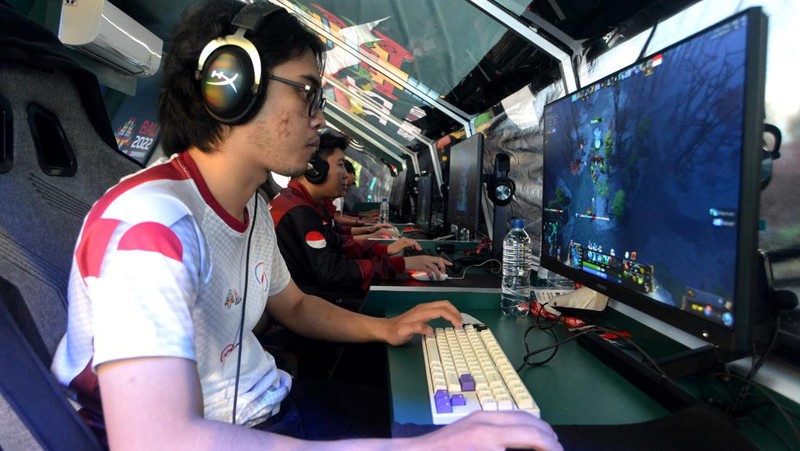 Atlet Esport Timnas Kazakhstan bertanding melawan Timnas Indonesia pada babak lower bracket cabang DOTA 2 dalam International Esports Federation (IESF) Bali 14th World Esports Championship 2022 di Nusa Dua, Badung, Bali, Kamis (8/12/2022).  Timnas DOTA 2 Indonesia berhasil melaju ke semifinal lower bracket setelah mengalahkan Timnas Kazakhstan dengan skor 2-0. ANTARA FOTO/Fikri Yusuf/hp.