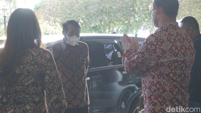 Ketua Mahkamah Konstitusi (MK) Anwar Usman saat tiba di Hotel Royal Ambarrukmo, Sleman, DIY, Jumat (9/12/2022).