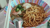 Rupa khao soy di Halal Street Hilal Town, Chiang Mai, Thailand. Porsinya tidak terlalu banyak. Dipengaruhi hidangan muslim Tiongkok sehingga khao soy ini diisi dengan daging sapi, ayam juga seafood.