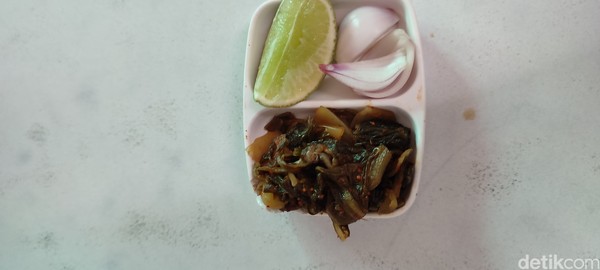 Pelengkap khao soy di rumah makan Khao Soy Islam Restaurant. Selain jeruk dan potongan bawang, ada semacam Pelengkap khao soy di rumah makan Khao Soy Islam Restaurant. Selain jeruk dan potongan bawang, ada semacamÂ
