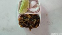 Pelengkap khao soy di rumah makan Khao Soy Islam Restaurant. Selain jeruk dan potongan bawang, ada semacam 