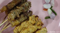 Sate ayam dan sapi sebagai pelengkap khao soy di Chiang Mai, Thailand.