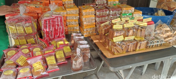 Aneka roti di di Halal Street Hilal Town, Chiang Mai, Thailand yang dipengaruhi sajian Timur Tengah.