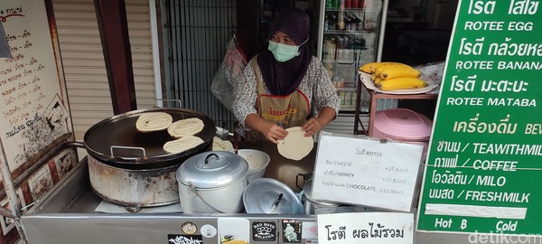 Pembuat roti semacam roti canai di di Halal Street Hilal Town, Chiang Mai, Thailand.