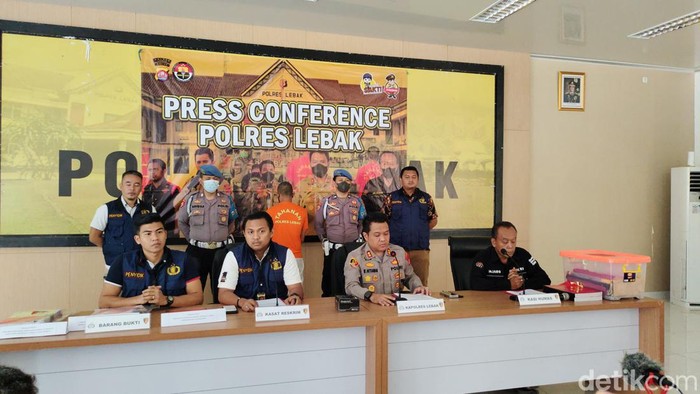 Kapolres Lebak AKBP Wiwin Setiawan Konferensi Pers Kasus Korupsi Dana Bansos di Lebak, Banten.