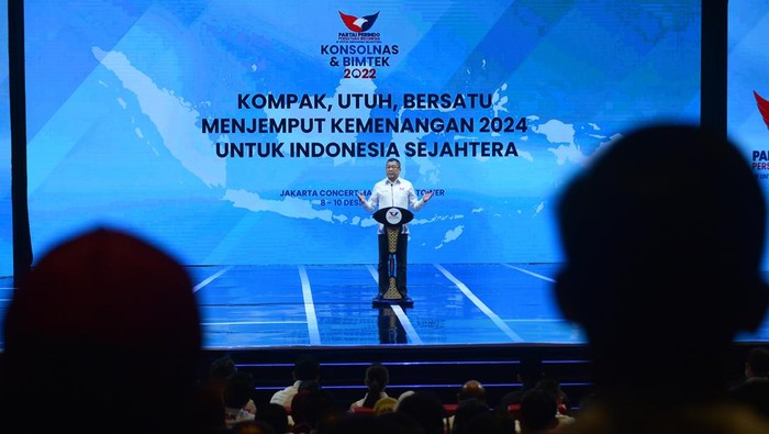 KONSOLIDASI NASIONAL PARTAI PERINDO Ketua Umum DPP Partai Perindo Hary Tanoesoedibjo (depan, ketiga kiri) dan Ketua Harian Nasional Partai Perindo TGB HM Zainul Majdi (depan, kedua kiri) beserta pengurus dan kader partai berfoto usai pembukaan Konsolidasi Nasional dan Bimbingan Teknis Anggota DPRD Provinsi dan Kabupaten/Kota di Jakarta, Kamis (8/12/2022). Kegiatan yang diikuti ratusan kader Perindo yang merupakan anggota DPRD provinsi dan kabupaten/kota tersebut mengangkat tema 'Kompak, Utuh, Bersatu Menjemput Kemenangan 2024 Untuk Indonesia Sejahtera'. ANTARA FOTO/Aditya Pradana Putra/hp.