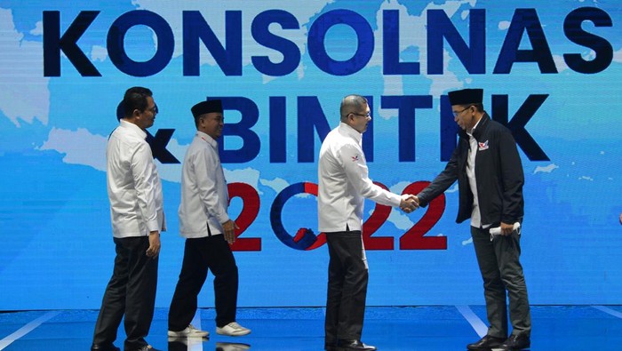 KONSOLIDASI NASIONAL PARTAI PERINDO Ketua Umum DPP Partai Perindo Hary Tanoesoedibjo (depan, ketiga kiri) dan Ketua Harian Nasional Partai Perindo TGB HM Zainul Majdi (depan, kedua kiri) beserta pengurus dan kader partai berfoto usai pembukaan Konsolidasi Nasional dan Bimbingan Teknis Anggota DPRD Provinsi dan Kabupaten/Kota di Jakarta, Kamis (8/12/2022). Kegiatan yang diikuti ratusan kader Perindo yang merupakan anggota DPRD provinsi dan kabupaten/kota tersebut mengangkat tema 'Kompak, Utuh, Bersatu Menjemput Kemenangan 2024 Untuk Indonesia Sejahtera'. ANTARA FOTO/Aditya Pradana Putra/hp.