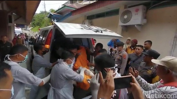 Korban tewas ledakan tambang batu bara tiba di RSUD Sawahlunto. (Jeka/detikSumut)