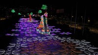 Lampu warna-warni menghiasi setiap sudut kota.  