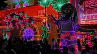 Orang-orang berjalan di depan dekorasi Natal di Medellin, Kolombia, Kamis (8/12/2022).  