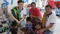 President Director Asuransi Astra, Rudy Chen, Mama Agnes, Compliance and Risk Management Director Asuransi Astra, Adi Sepiarso saat berinteraksi dengan anak-anak di TK Hati Nurani. Mama Agnes berharap niat mulianya bisa menular dan lebih banyak lagi orang yang peduli.  