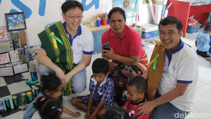 Asuransi Astra mengunjungi sekolah binaan TK Hati Nurani di Sumba, NTT. Kunjungan kali ini memberikan edukasi terkait stunting dan bantuan lainnya, Jumat (9/12/2022).