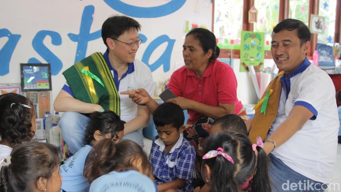 Asuransi Astra mengunjungi sekolah binaan TK Hati Nurani di Sumba, NTT. Kunjungan kali ini memberikan edukasi terkait stunting dan bantuan lainnya, Jumat (9/12/2022).