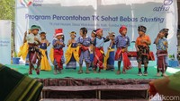 Anak-anak TK Hati Nurani menari di atas panggung saat menyambut kunjungan Asuransi Astra di Sumba Barat Daya, Nusa Tenggara Timur, Jumat (9/12/2022).