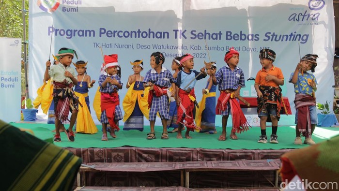 Kunjungi TK Binaan, Asuransi Astra Beri Bantuan dan Edukasi Stunting Asuransi Astra mengunjungi sekolah binaan TK Hati Nurani di Sumba, NTT. Kunjungan kali ini memberikan edukasi terkait stunting dan bantuan lainnya, Jumat (9/12/2022).