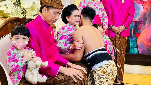 La Lembah Manah saat prosesi sungkeman di kediaman Presiden Jokowi di Sumber, Solo, Jumat (9/12/2022).
