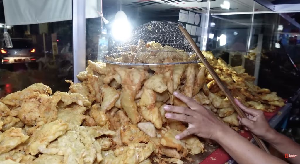 Laris Banget! Tukang Gorengan Ini Bisa Jual Ribuan Gorengan per Hari