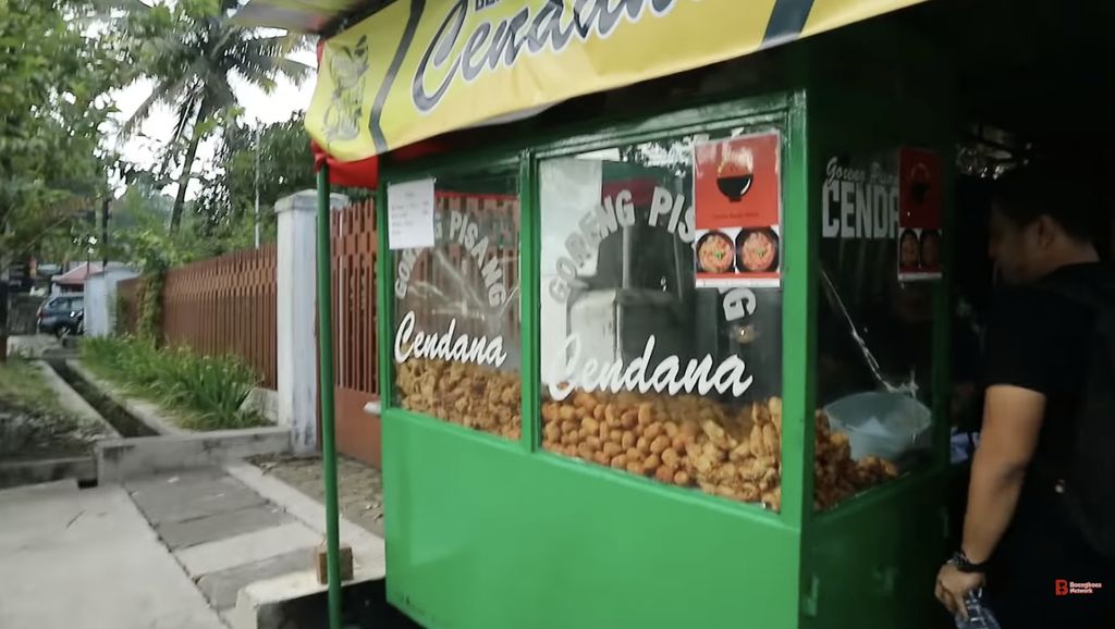 Laris Banget! Tukang Gorengan Ini Bisa Jual Ribuan Gorengan per Hari