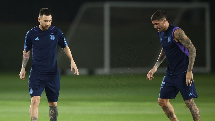 DOHA, QATAR - DECEMBER 08: Lionel Messi and Rodrigo De Paul of Argentina are seen during a training session on match day -1 at Qatar University on December 08, 2022 in Doha, Qatar. (Photo by Robert Cianflone/Getty Images)