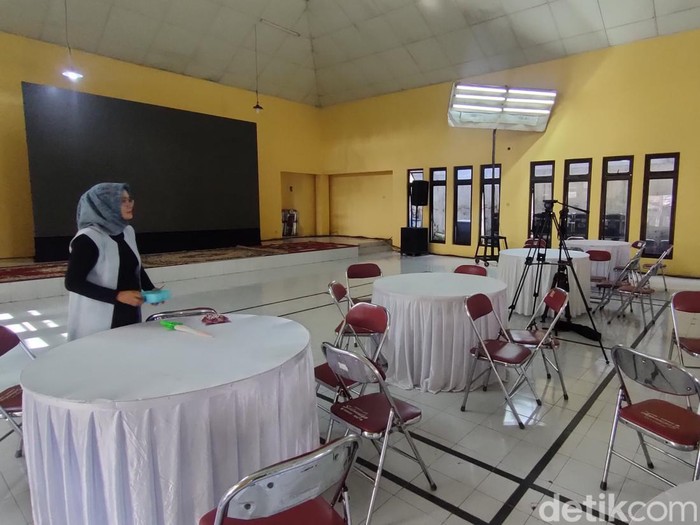 Lokasi nonton bareng acara siraman Kaesang-Erina di dekat rumah Erina di Gedung Pertemuan RT 01 RW 58 Padukuhan Purwosari, Desa Sinduadi, Mlati, Sleman, DIY, Jumat (9/12/2022) pagi.