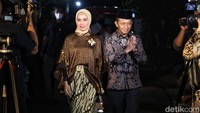 Dalam acara itu Presiden Jokowi hadir bersama keluarga dengan membawa seserahan dalam prosesi midodareni untuk pernikahan Kaesang - Erina.