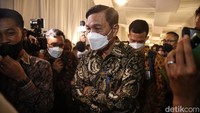 Menko Bidang Kemaritiman dan Investasi, Luhut Binsar Pandjaitan meninggalkan ruangan usai proses midodareni di kediaman Erina Gudono di kawasan Purwosari, Sleman, Yogyakarta, Jumat (9/12/2022).