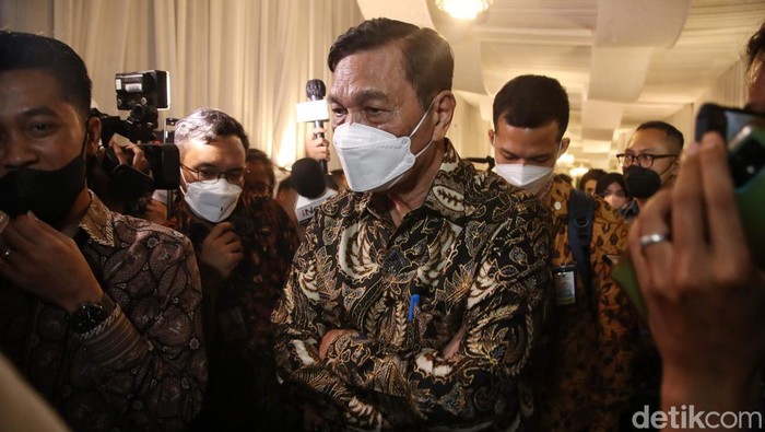 Luhut hingga Pratikno Hadiri Midodareni Kaesang-Erika Menko Bidang Kemaritiman dan Investasi, Luhut Binsar Pandjaitan meninggalkan ruangan usai proses midodaeni di kediaman Erina Gudono di kawasan Purwosari, Sleman, Yogyakarta, Jumat (9/12/2022).