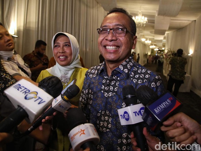 Menko Bidang Kemaritiman dan Investasi, Luhut Binsar Pandjaitan meninggalkan ruangan usai proses midodaeni di kediaman Erina Gudono di kawasan Purwosari, Sleman, Yogyakarta, Jumat (9/12/2022).