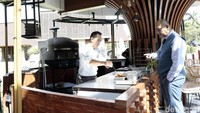 Uniknya, pizza itu dibuat langsung ketika kita memesan dan membelinya. Jadi fresh from the oven. Kita juga bisa melihat dari awal pengolahan hingga pembakarannya loh. Menarik sekali bukan?