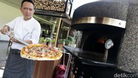 Masih menurut Rury, proses membuat The Suro Pizza ini sangat detail dan matang. Tungku pizza yang digunakan juga memiliki suhu panas yang luar biasa, bisa mencapai 600 derajat celcius.