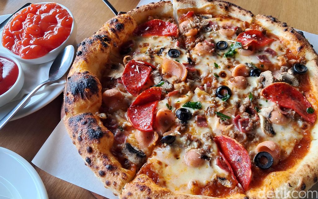 Mencicipi pizza yang asyik dan kekinian tentu harus dibarengi dengan tempatnya yang instagramable dong. Nih salah satu contohnya.Berada di kawasan industri Cilegon, atau yang lebih dikenal dengan sebutan Kota Baja, tak melulu harus panas dan nggak cozy dong.