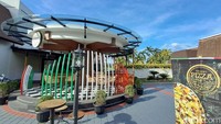 Berada di kawasan industri Baja Cilegon, atau yang lebih dikenal dengan sebutan Kota Baja, nggak melulu harus panas dan nggak cozy dong. Ini buktinya.