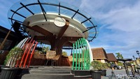 Tempat nongkrong baru di Cilegon itu terletak di samping area restoran The Surosowandan menjadi bagian dari unit usaha PT Krakatau Sarana Properti (KSP). Bangunannya terlihat unik dan nyentrik berpagar pembatas minimalis yang diberi warna khas bendera Italia, Merah, Putih dan Hijau.