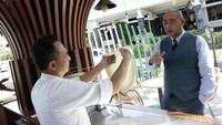 General Manager The Royale Krakatau Hotel, Rury Ilham melihat dan meninjau langsung pembuatan pizza dengan beragam atraksi seperti juggling dan lain sebagainya. Sangat indah dan menyenangkan.