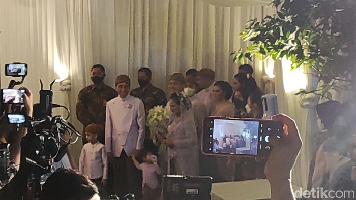 Malam Midodareni, Jokowi Sekeluarga Tiba di Rumah Calon Istri Kaesang