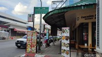 Lingkungan di luar Masjid Hidayatul Islam Banhaw di Chiang Mai, Thailand.
