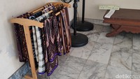 Masjid Hidayatul Islam Banhaw di Chiang Mai, Thailand juga menyediakan sarung bagi traveler yang membutuhkan.