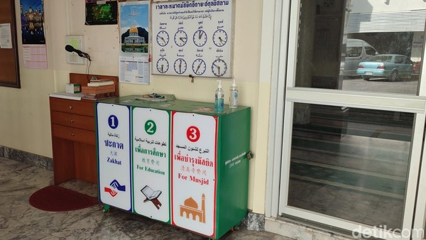 Masjid Hidayatul Islam Banhaw di Chiang Mai, Thailand juga memiliki kotak amal dengan pembagiannya masing-masing. Masjid Hidayatul Islam Banhaw di Chiang Mai, Thailand juga memiliki kotak amal dengan pembagiannya masing-masing.