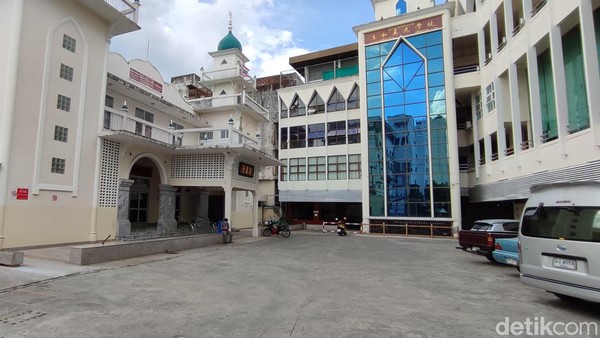 Komplek Masjid Hidayatul Islam Banhaw di Chiang Mai memang terlihat besar dan memiliki beberapa bangunan bertingkat.