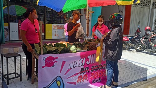 Masyarakat saat membeli nasi jinggo dengan harga Rp 2 ribu per bungkus di Karangasem, Bali, Jumat (9/12/2022).